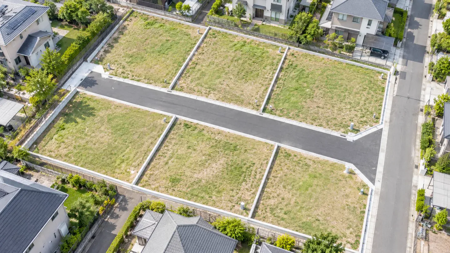 区画に分かれた分譲地の上空写真